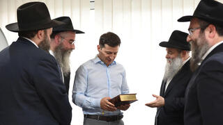 El presidente ucraniano Volodymyr Zelenksy reunido con rabinos judíos