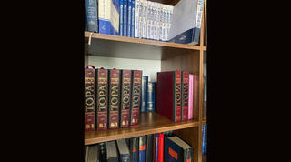 Libros en hebreo y ruso en una estantería