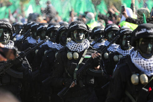 Miembros de las Brigadas Izz ad-Din al Qassam, brazo armado del grupo palestino Hamás, desfilan en el 35 aniversario de Hamás en la ciudad de Gaza, el 14 de diciembre de 2022.