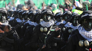 Miembros de las Brigadas Izz ad-Din al Qassam, brazo armado del grupo palestino Hamás, desfilan en el 35 aniversario de Hamás en la ciudad de Gaza, el 14 de diciembre de 2022.