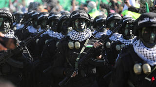 Miembros de las Brigadas Izz ad-Din al Qassam, brazo armado del grupo palestino Hamás, desfilan en el 35 aniversario de Hamás en la ciudad de Gaza, el 14 de diciembre de 2022.