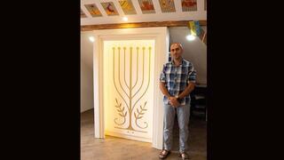 Lev Kleiman se muestra con el arca de la Torá de su comunidad. 