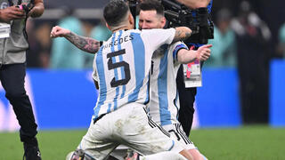 Culmina la tanda de penales. Argentina es campeón. Messi y Paredes se abrazan. 