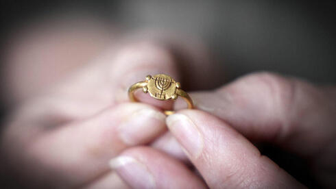 Anillo bizantino de oro grabado con una menorá