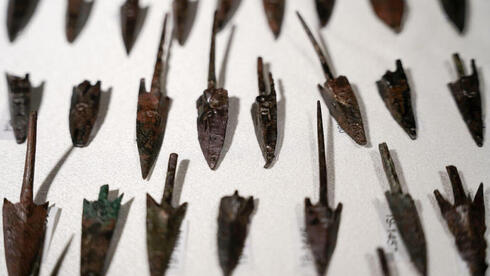Puntas de flecha de bronce y hierro atribuidas a arqueros seléucidas; prestadas permanentemente al Museo de la Torre de David por la Autoridad de Antigüedades de Israel (IAA)