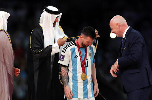 Emir de Catar, Messi y Gianni Infantino, durante la premiación. 
