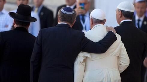 El papa Francisco y el rabino Abraham Skorka abandonan el recinto del Muro Occidental, después de que el papa rezará en el Muro en Jerusalén, Israel, 26 de mayo de 2014