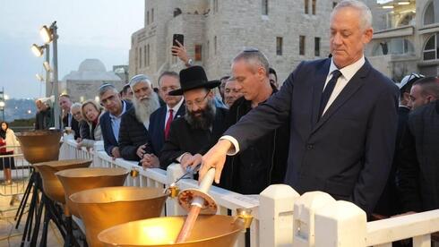 El ministro de Defensa israelí, Benny Gantz, en la ceremonia con sobrevivientes del Holocausto en el Muro de los Lamentos. 