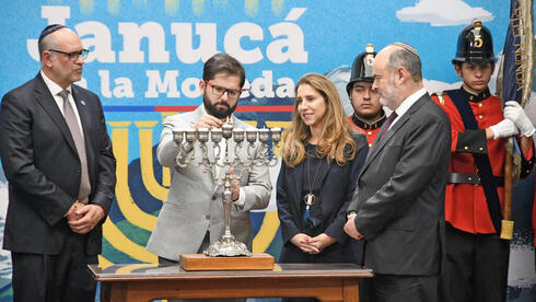 Gabriel Boric encendiendo una menorá de Janucá en Chile. 