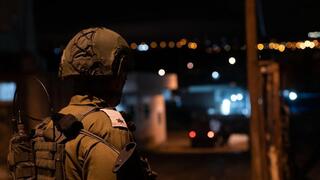 Un oficial de las FDI durante una redada en Cisjordania para detener a sospechosos de terrorismo.