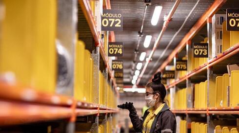 Vista del interior de un almacén de MercadoLibre. 