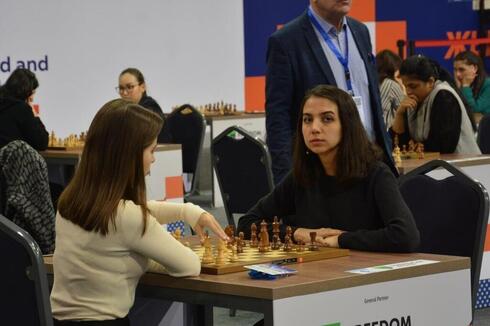 Sarah Kadem, ajedrecista iraní, durante el torneo en Kasajistán. 