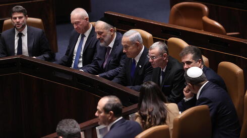El Gobierno de Netanyahu ocupa su lugar en la Knesset tras la votación que aprueba su creación.