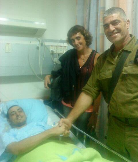 Eliyahu en el hospital con su madre y el mayor general (res.) Tal Russo. 