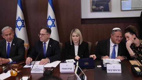Benjamín Netanyahu e Itamar Ben-Gvir asisten a la reunión del gabinete después de la polémica visita. 