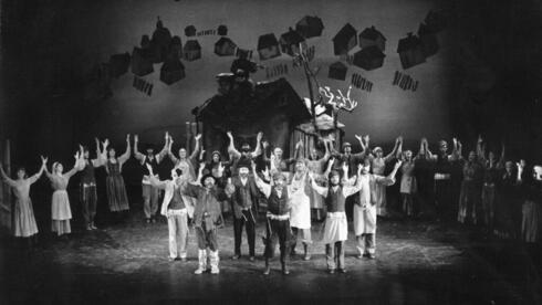 Representación de un shtetl judío en la obra "El violinista en el tejado" (Foto: Zoe Dominic) Representación de un shtetl judío en la obra "El violinista en el tejado"