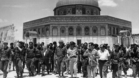 El entonces primer ministro David Ben Gurion y los altos mandos militares en el Monte del Templo inmediatamente después de la Guerra de los Seis Días. 