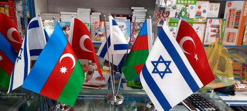 Banderas de Israel y Azerbaiyán.