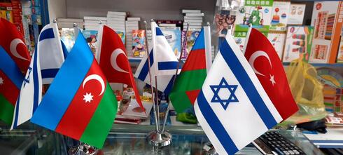 Banderas de Israel y Azerbaiyán. 