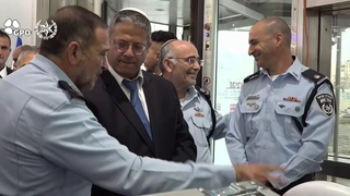 El ministro de Seguridad Nacional, Itamar Ben-Gvir, visita el cuartel general de la policía. 