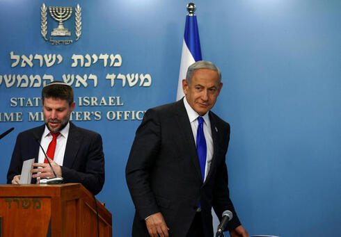 El primer ministro Benjamin Netanyahu y el ministro de Finanzas Bezalel Smotrich ofrecen una conferencia de prensa para presentar su plan para hacer frente a los aumentos de precios en Israel desde la oficina del primer ministro en Jerusalén, el 11 de enero de 2023. 