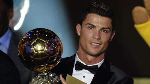 Cristiano Ronaldo recibe el Balón de Oro de la FIFA en el 2013.