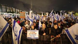 Manifestantes con banderas israelíes en la masiva protesta de Tel Aviv. 