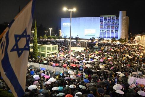 Manifestantes bajo los paraguas en la plaza Habima, de Tel Aviv. 