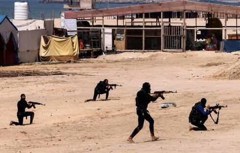 Miembros de Hamás entrenan en la playa de Gaza en 2021. 