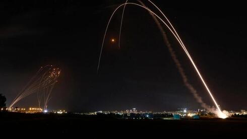 El sistema de defensa antimisiles Cúpula de Hierro intercepta los disparos de cohetes de Gaza en mayo de 2021.