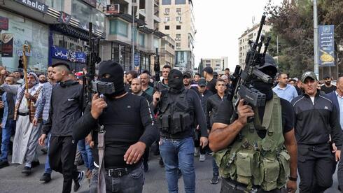 Militantes del grupo Guarida de los Leones de Naplusa participan en el funeral de sus miembros.