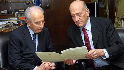 El primer ministro, Ehud Olmert, presenta su dimisión al presidente, Shimon Peres, 21 de septiembre de 2008.