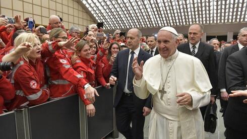 Voluntarios de la Cruz Roja junto al Papa Francisco.