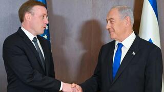 El asesor de Seguridad Nacional, Jake Sullivan, estrecha la mano del primer ministro Benjamín Netanyahu, durante la reunión mantenida entre ambos en Jerusalem. 