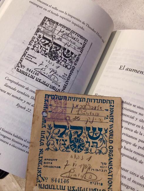 Algunos de los documentos clasificados por Adriana Lerman que dieron origen y forma a su libro. (Gentileza) Algunos de los documentos clasificados por Adriana Lerman que dieron origen y forma a su libro.