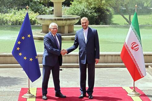 Joseph Borrell, ministro de Relaciones Exteriores de la UE (izq.) y Hossein Amir Abdullahian, ministro de Relaciones Exteriores de Teherán. 