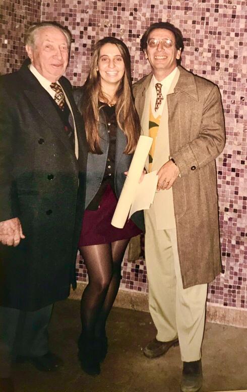 Adriana, junto con su abuelo Salomón (izquierda) y su padre, Natalio Lerman (derecha). 