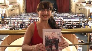 Adriana Lerman, feliz con su primera novela, en El Ateneo. 