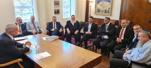 Reunión de Netanyahu con todos los líderes de la coalición de gobierno. 