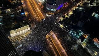 Vista aérea de la multitud manifestando en Tel Aviv. 