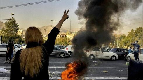 Jovenes iraníes contra el uso del hiyab. 