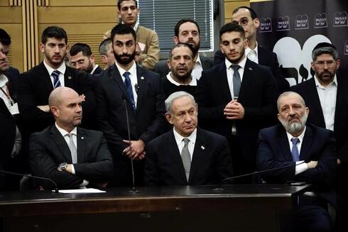 Benjamín Netanyahu y Aryeh Deri en la reunión de bloque de Shas. 