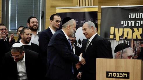Benjamín Netanyahu y Aryeh Deri en la reunión de bloque de Shas. 