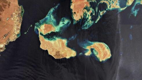 Vista de las islas de Tirán y Sanafir, en el Mar Rojo, y del territorio continental de Arabia Saudita (arriba).