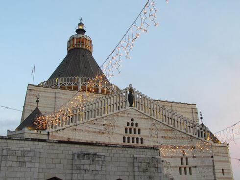 Otra vista de la Basílica de la Anunciación. 