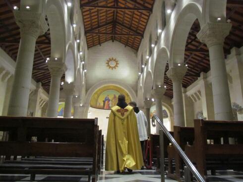 Rezo del Santo Rosario dentro de la Iglesia de San José - Basílica de la Anunciación. 