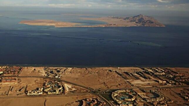 Las islas de Tirán (en primer plano) y Sanafir (al fondo) en el Mar Rojo, en el estrecho de Tirán, entre la península egipcia del Sinaí y Arabia Saudita.