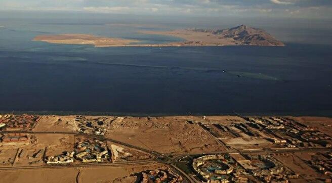 Las islas de Tirán (en primer plano) y Sanafir (al fondo) en el Mar Rojo, en el estrecho de Tirán, entre la península egipcia del Sinaí y Arabia Saudita. 