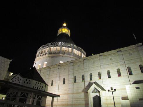 La Basílica, de noche. 