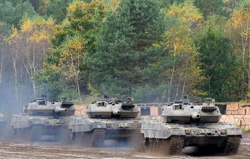 Tanques alemanes "Leopard 2" en un ejercicio militar. 